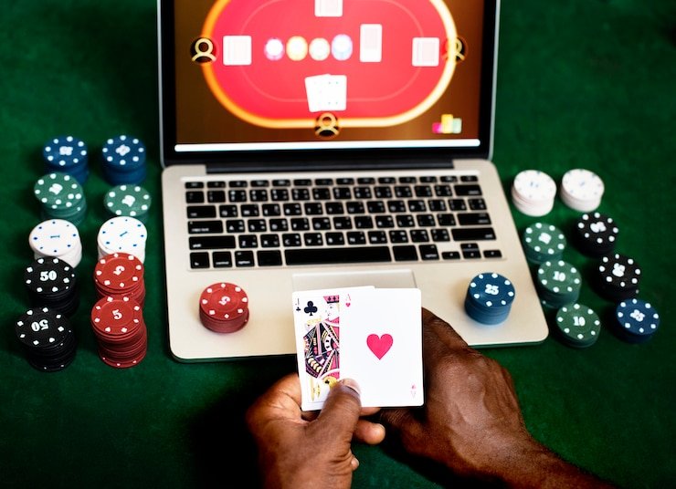 Suasana permainan Texas Poker dengan tampilan statistik pemain dan sejarah tangan